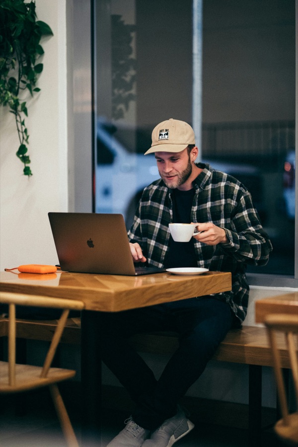 A worker relaxing at a café while browsing shifts on GoodShift